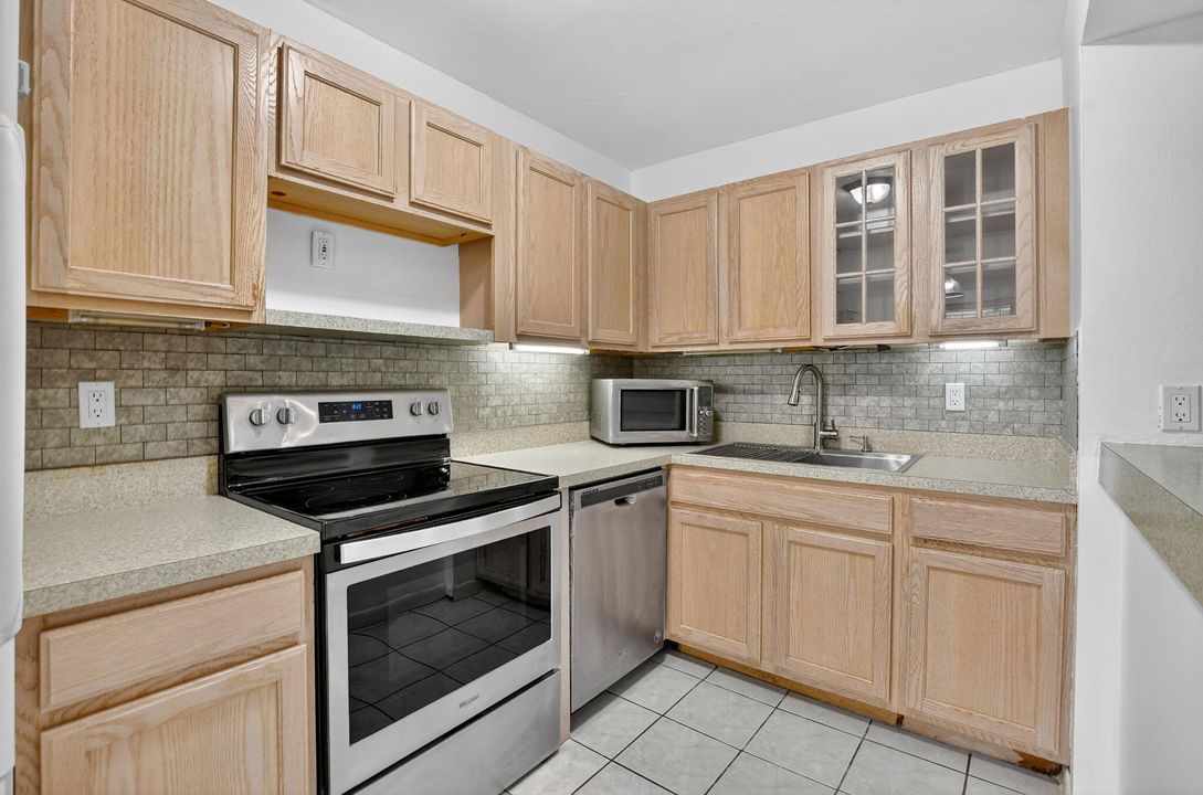 Active With Contract: $185,000 (2 beds, 2 baths, 910 Square Feet)