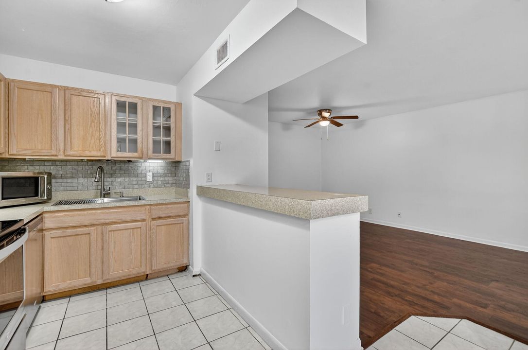 Active With Contract: $185,000 (2 beds, 2 baths, 910 Square Feet)