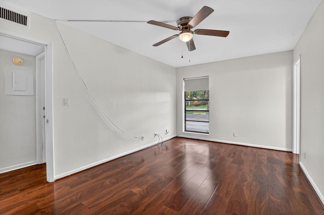 Active With Contract: $185,000 (2 beds, 2 baths, 910 Square Feet)