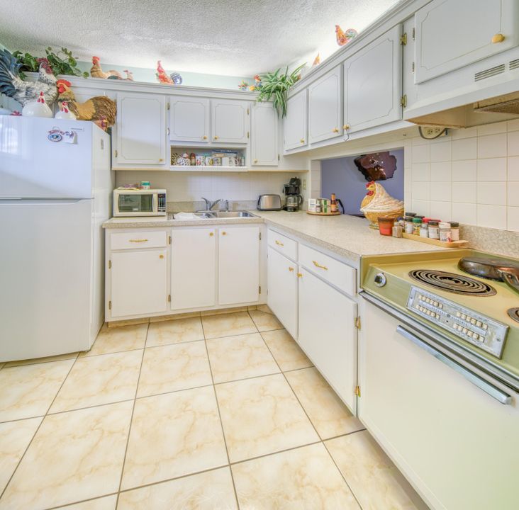 Active With Contract: $59,000 (1 beds, 1 baths, 894 Square Feet)