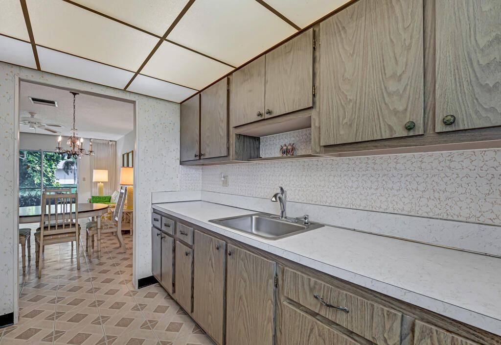 Под контрактом: $155,000 (2 спален, 2 ванн, 904 Квадратных фут)