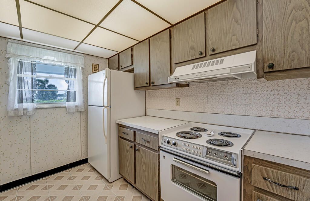 Под контрактом: $155,000 (2 спален, 2 ванн, 904 Квадратных фут)