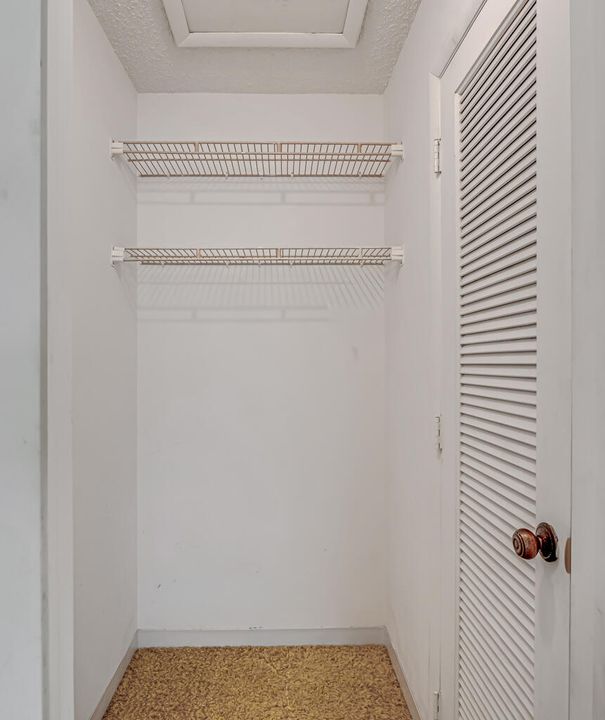 Под контрактом: $155,000 (2 спален, 2 ванн, 904 Квадратных фут)