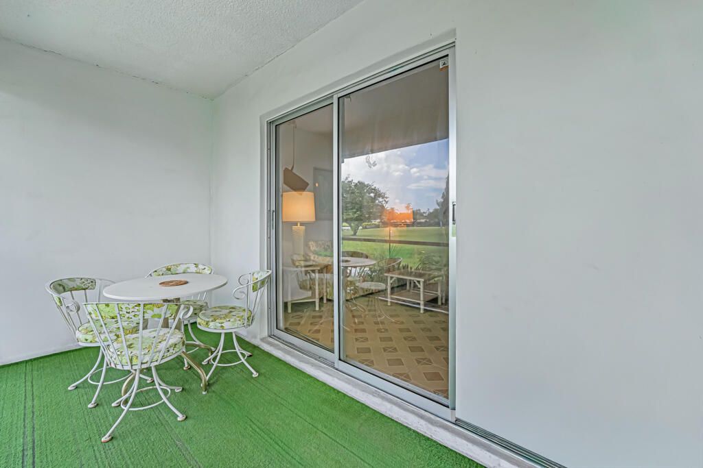 Под контрактом: $155,000 (2 спален, 2 ванн, 904 Квадратных фут)