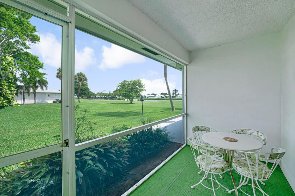 Под контрактом: $155,000 (2 спален, 2 ванн, 904 Квадратных фут)