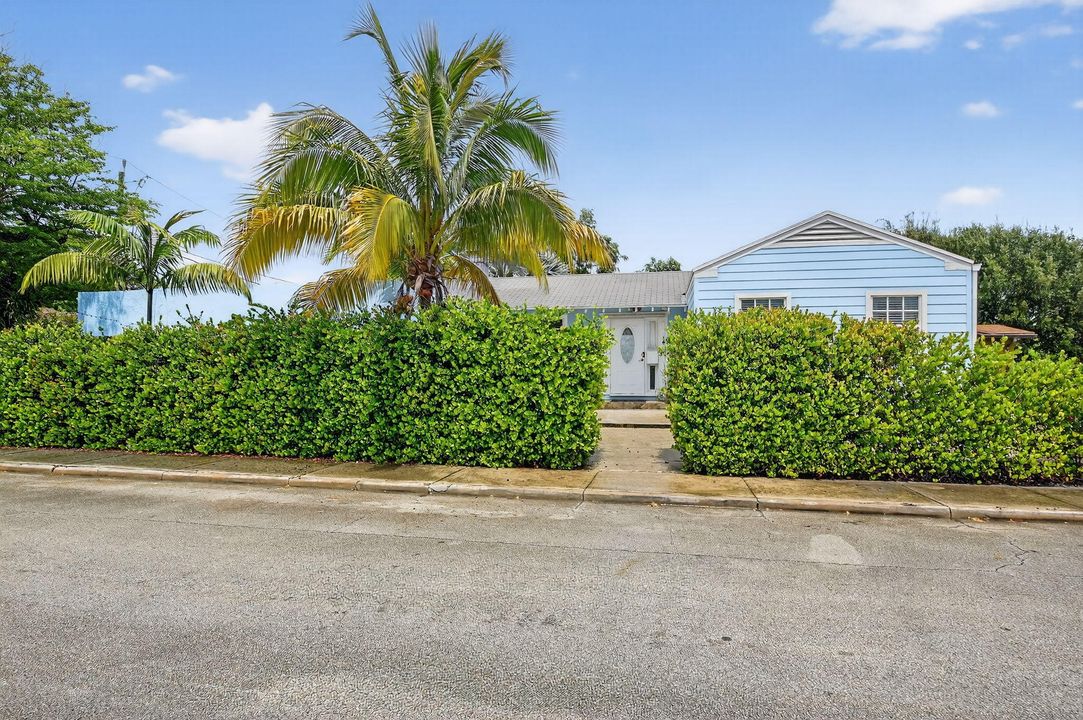 Под контрактом: $449,000 (3 спален, 1 ванн, 1111 Квадратных фут)