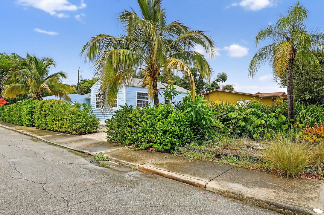 Под контрактом: $449,000 (3 спален, 1 ванн, 1111 Квадратных фут)