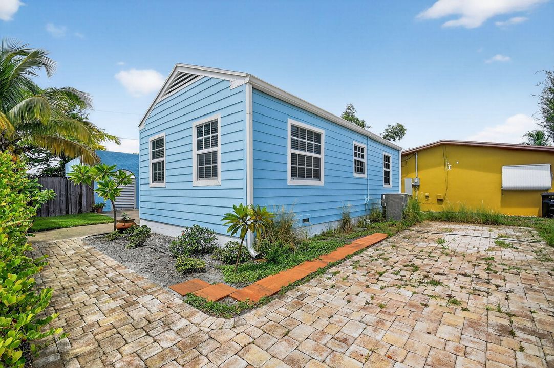 Под контрактом: $449,000 (3 спален, 1 ванн, 1111 Квадратных фут)