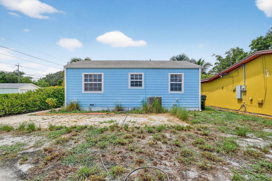 Под контрактом: $449,000 (3 спален, 1 ванн, 1111 Квадратных фут)