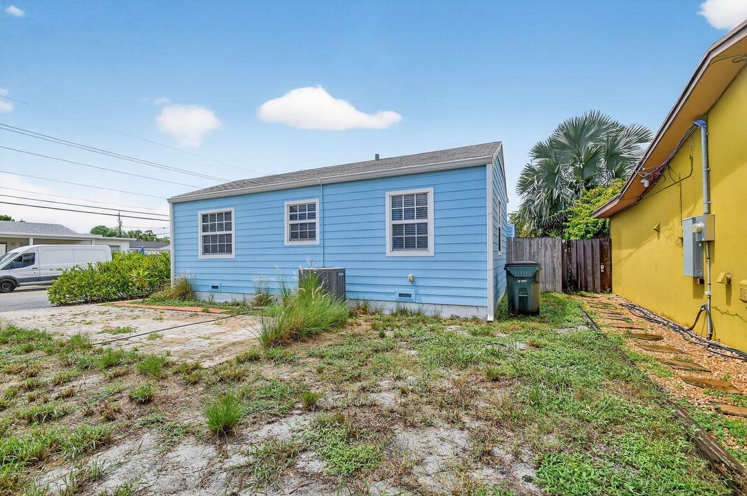 Под контрактом: $449,000 (3 спален, 1 ванн, 1111 Квадратных фут)