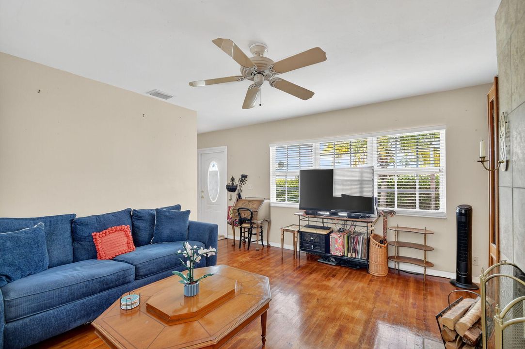 Под контрактом: $449,000 (3 спален, 1 ванн, 1111 Квадратных фут)