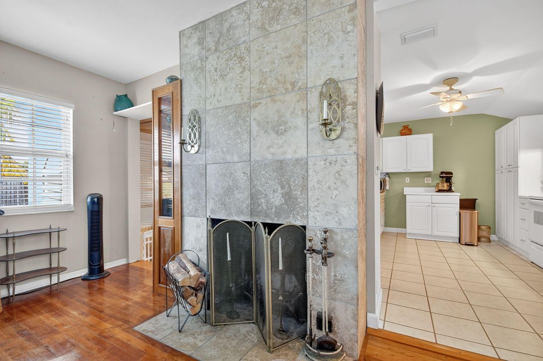 Под контрактом: $449,000 (3 спален, 1 ванн, 1111 Квадратных фут)