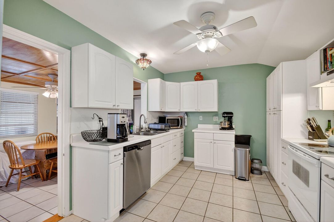 Под контрактом: $449,000 (3 спален, 1 ванн, 1111 Квадратных фут)