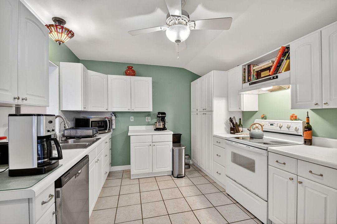 Под контрактом: $449,000 (3 спален, 1 ванн, 1111 Квадратных фут)