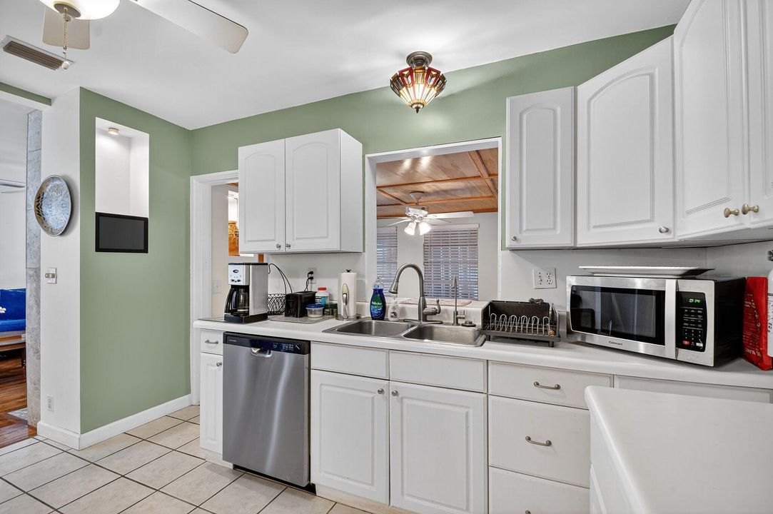 Под контрактом: $449,000 (3 спален, 1 ванн, 1111 Квадратных фут)