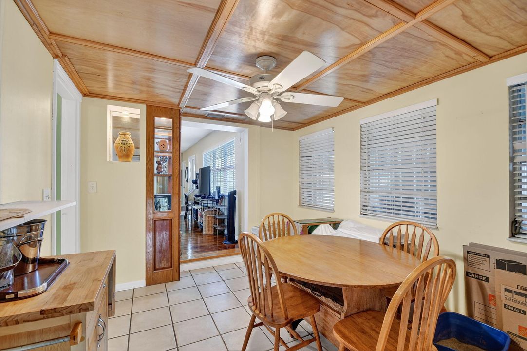 Под контрактом: $449,000 (3 спален, 1 ванн, 1111 Квадратных фут)