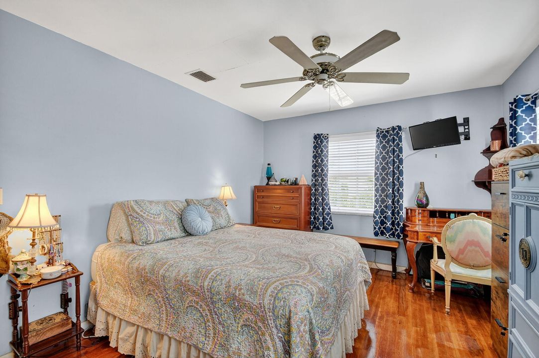 Под контрактом: $449,000 (3 спален, 1 ванн, 1111 Квадратных фут)