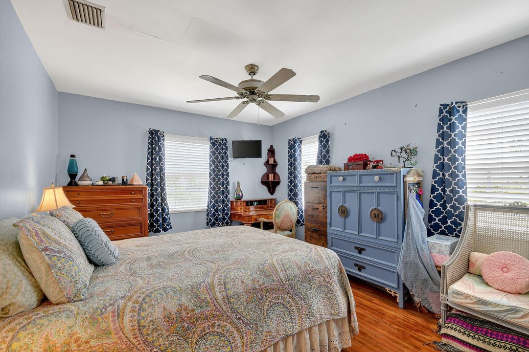 Под контрактом: $449,000 (3 спален, 1 ванн, 1111 Квадратных фут)