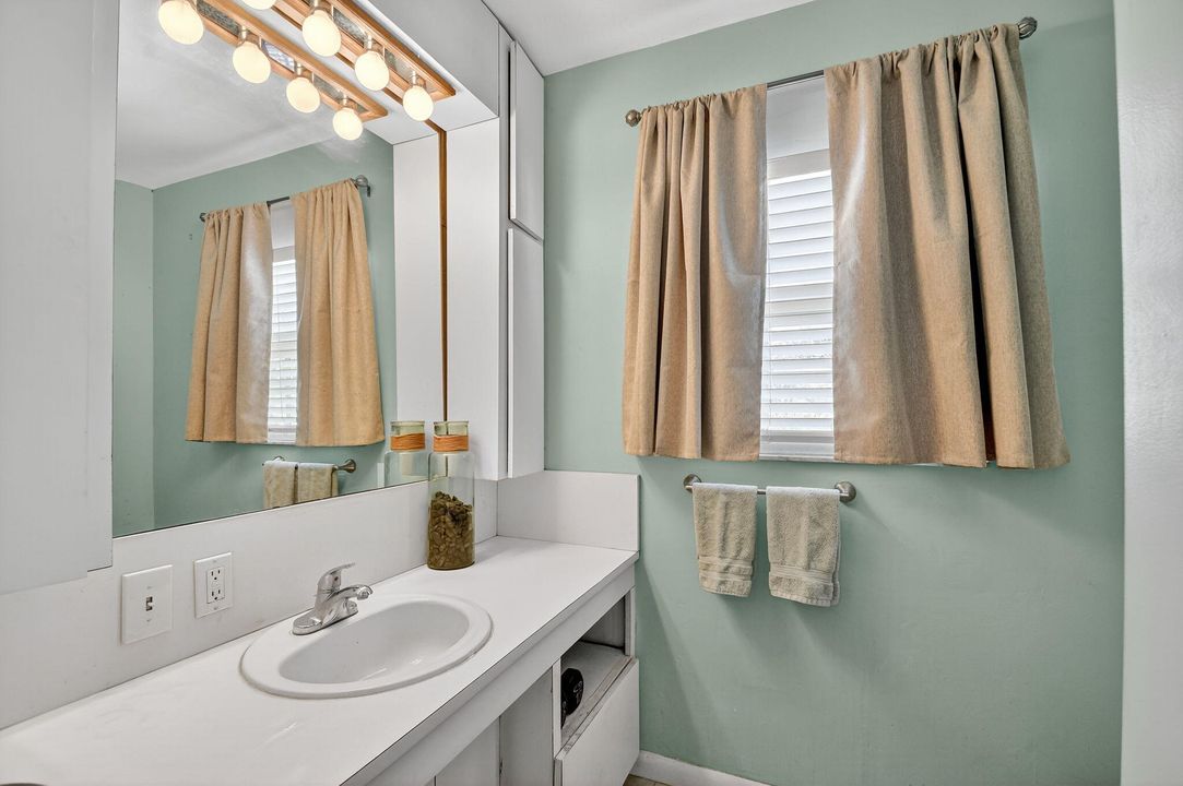 Под контрактом: $449,000 (3 спален, 1 ванн, 1111 Квадратных фут)