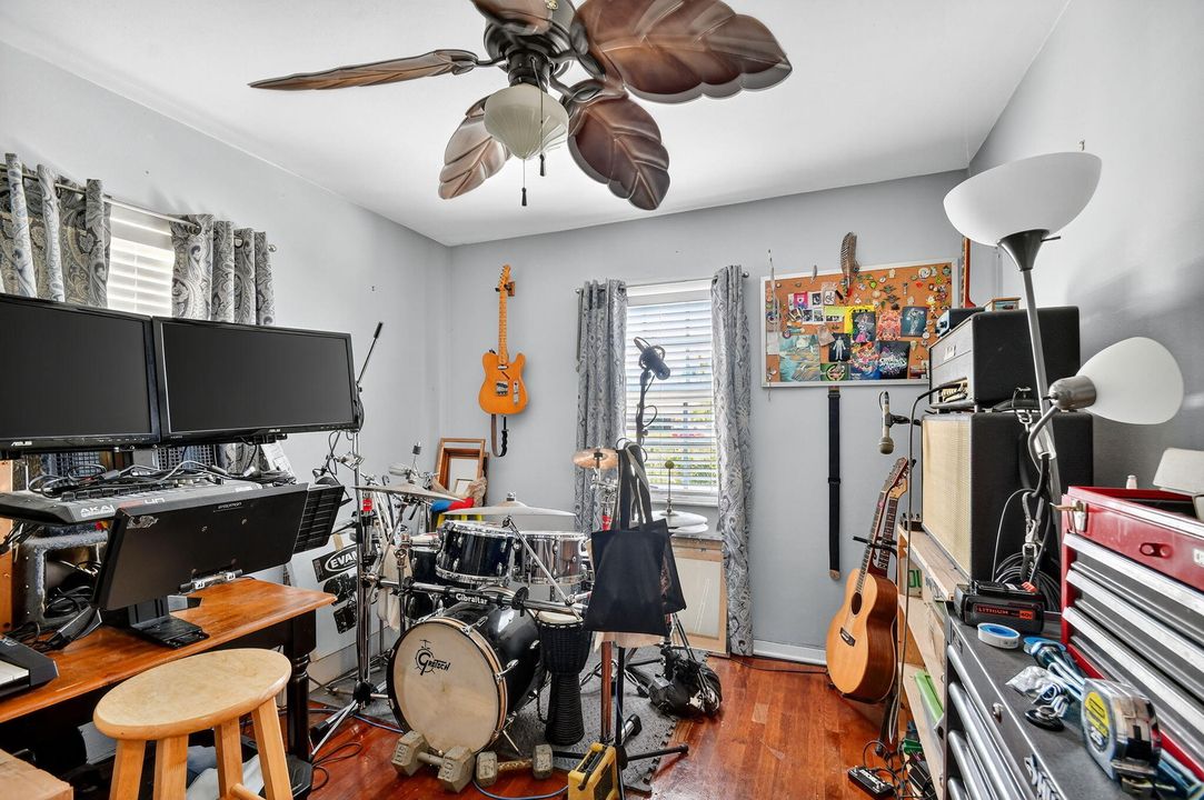 Под контрактом: $449,000 (3 спален, 1 ванн, 1111 Квадратных фут)