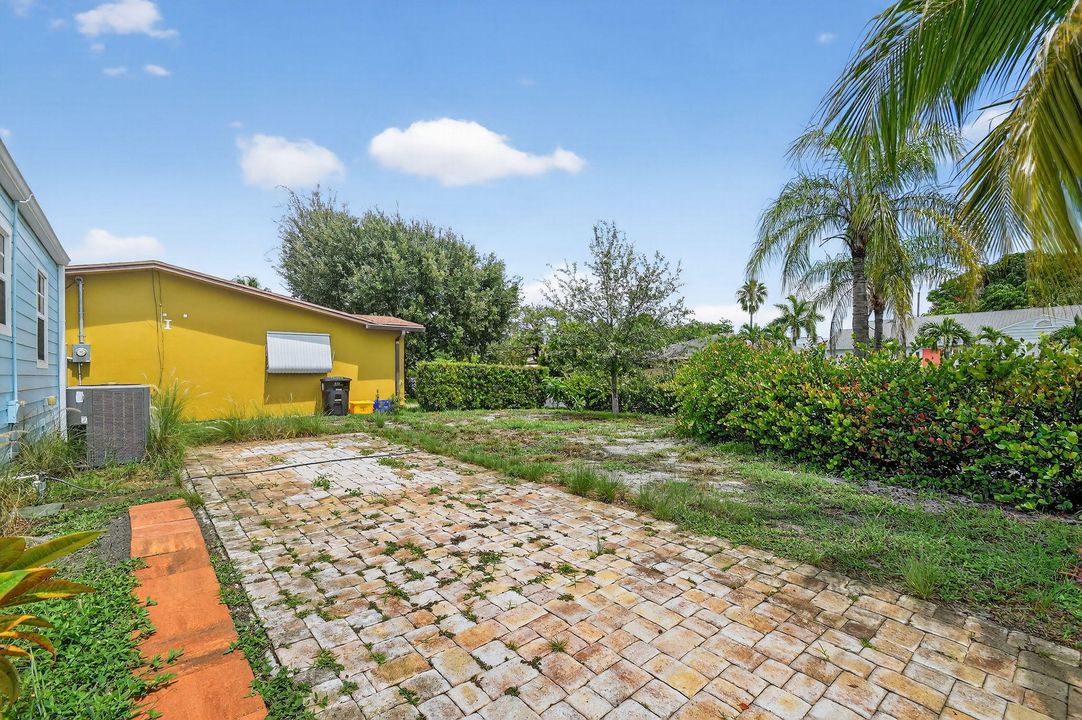 Под контрактом: $449,000 (3 спален, 1 ванн, 1111 Квадратных фут)