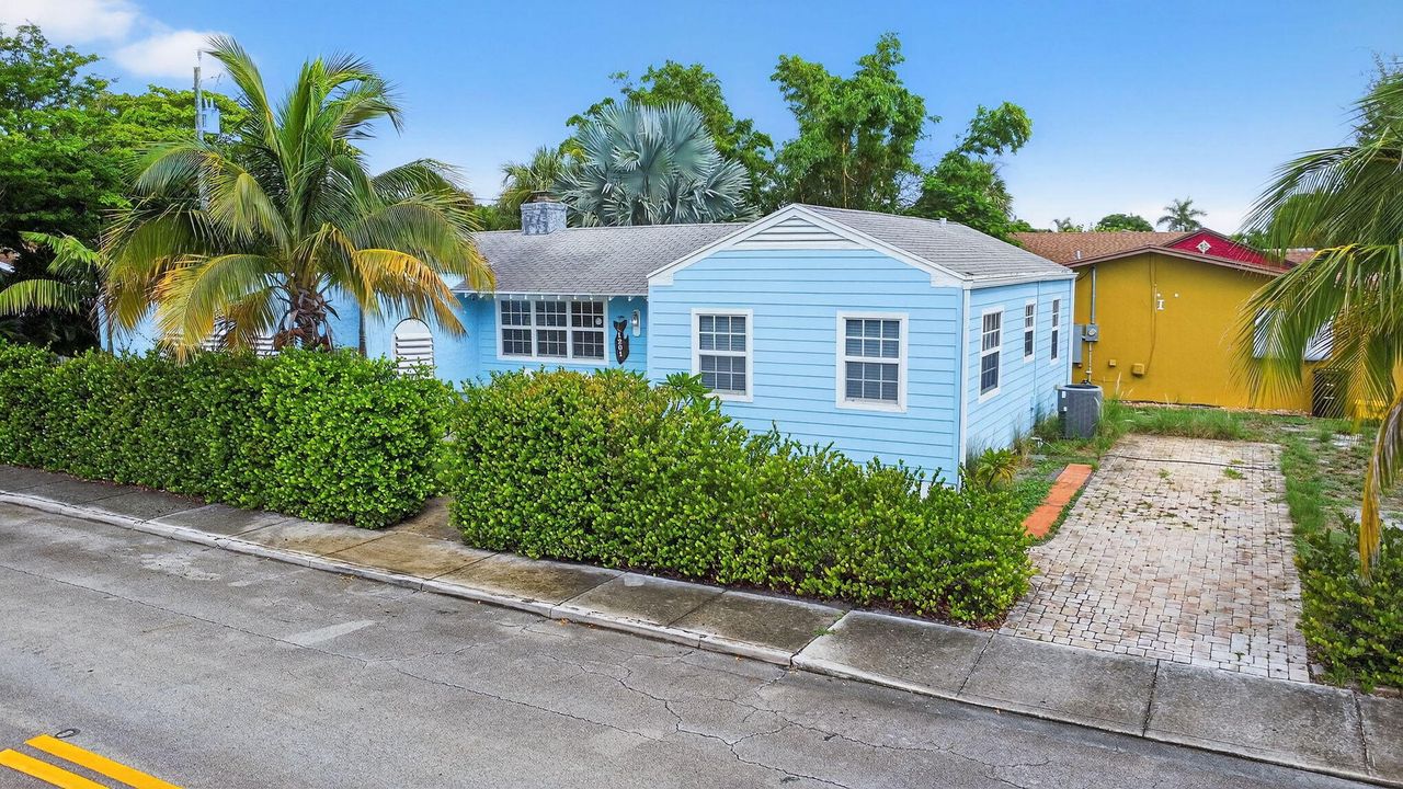 Под контрактом: $449,000 (3 спален, 1 ванн, 1111 Квадратных фут)