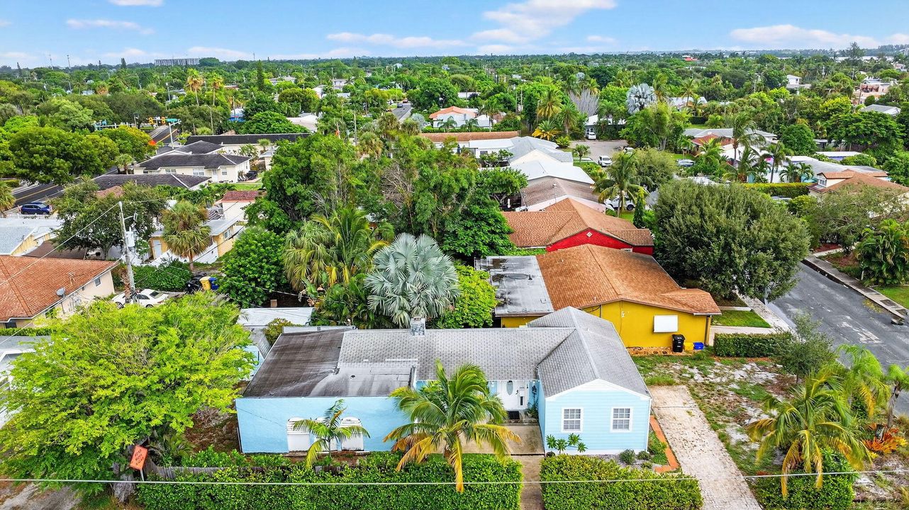 Под контрактом: $449,000 (3 спален, 1 ванн, 1111 Квадратных фут)