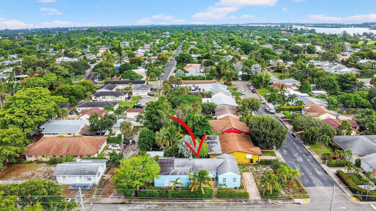 Под контрактом: $449,000 (3 спален, 1 ванн, 1111 Квадратных фут)