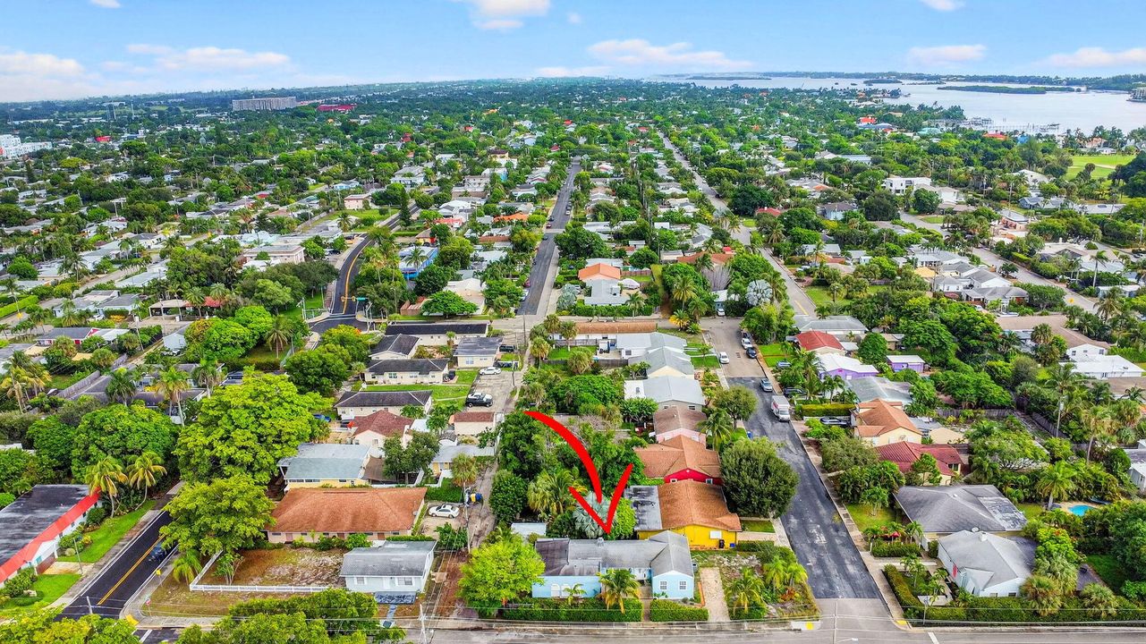 Под контрактом: $449,000 (3 спален, 1 ванн, 1111 Квадратных фут)