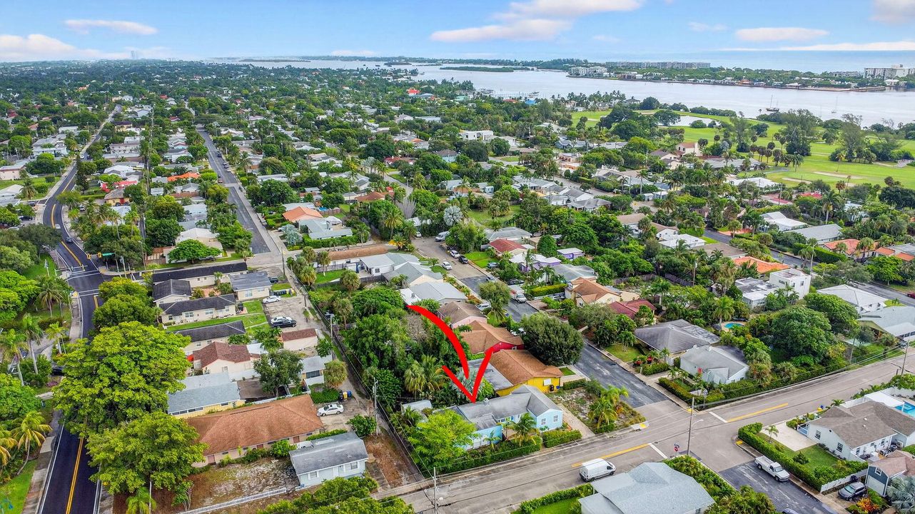 Под контрактом: $449,000 (3 спален, 1 ванн, 1111 Квадратных фут)