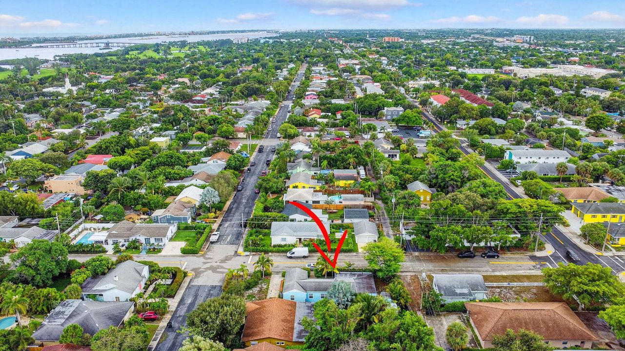 Под контрактом: $449,000 (3 спален, 1 ванн, 1111 Квадратных фут)