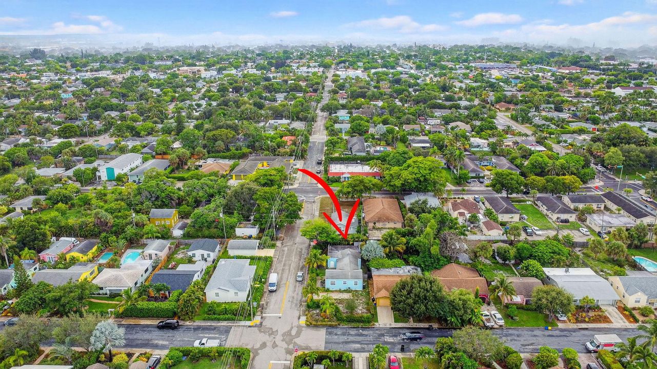 Под контрактом: $449,000 (3 спален, 1 ванн, 1111 Квадратных фут)