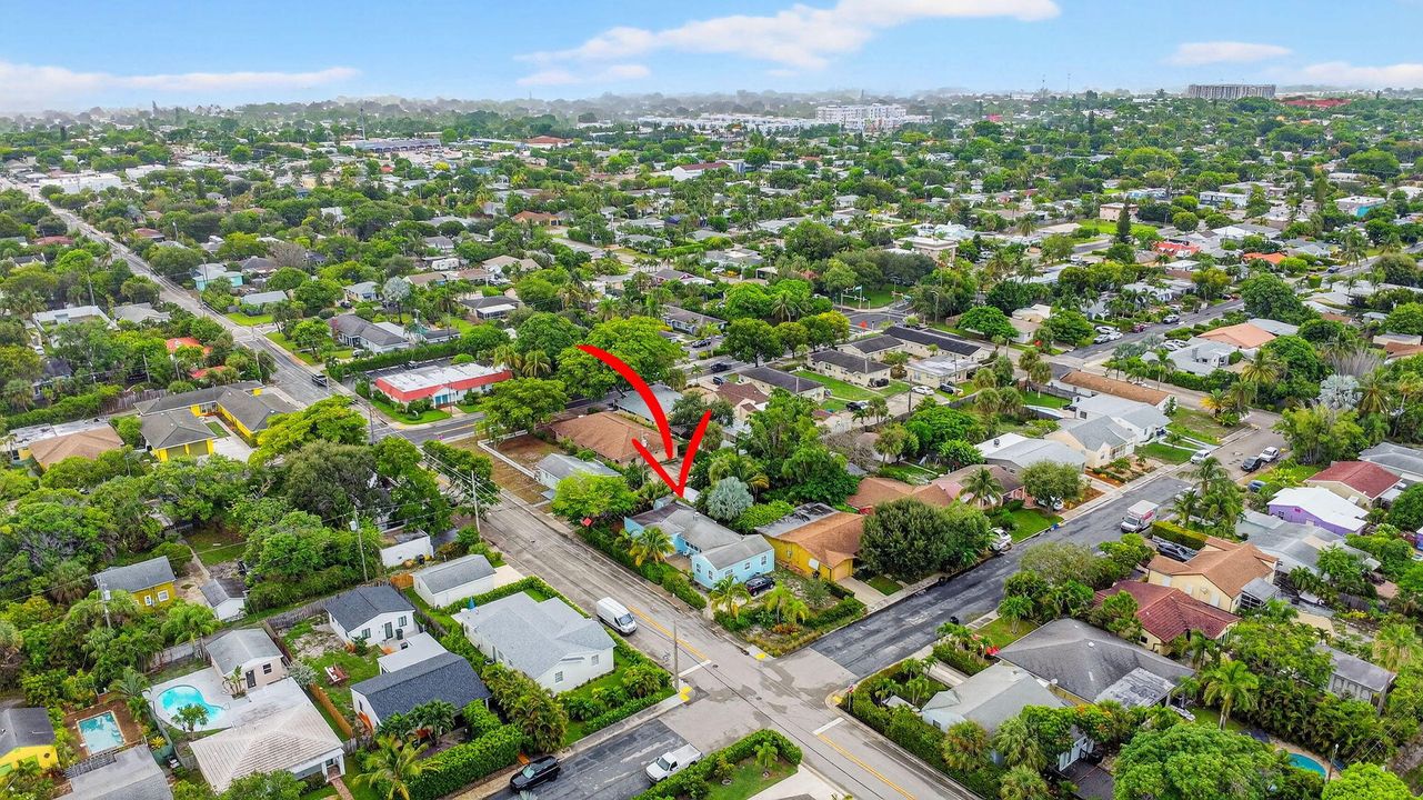 Под контрактом: $449,000 (3 спален, 1 ванн, 1111 Квадратных фут)