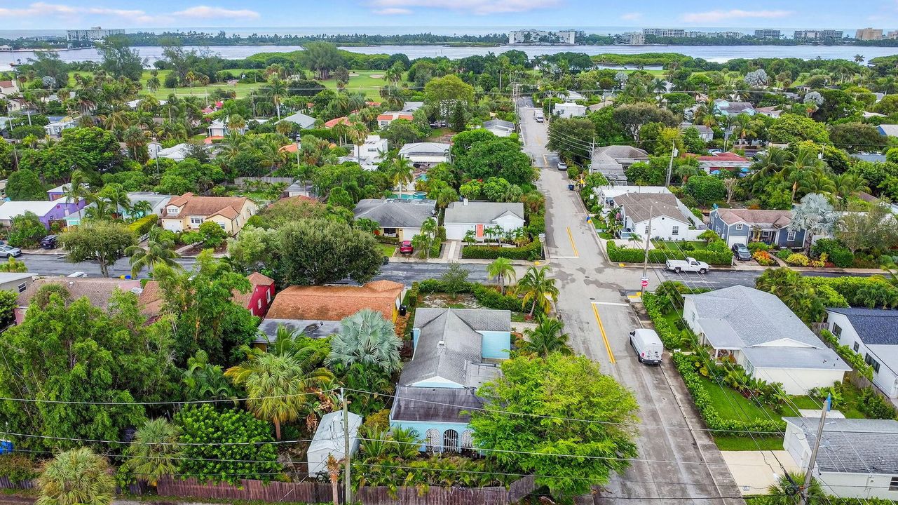 Под контрактом: $449,000 (3 спален, 1 ванн, 1111 Квадратных фут)