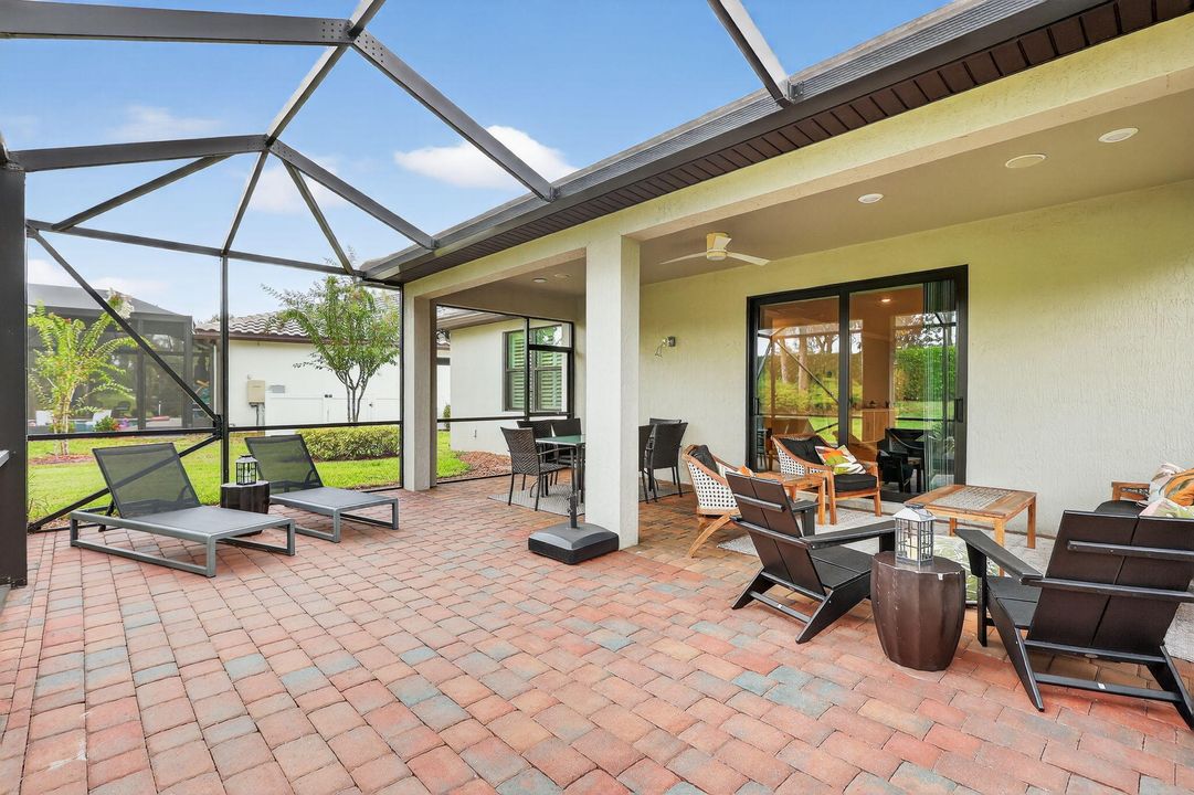 Activo con contrato: $549,900 (3 camas, 2 baños, 2138 Pies cuadrados)