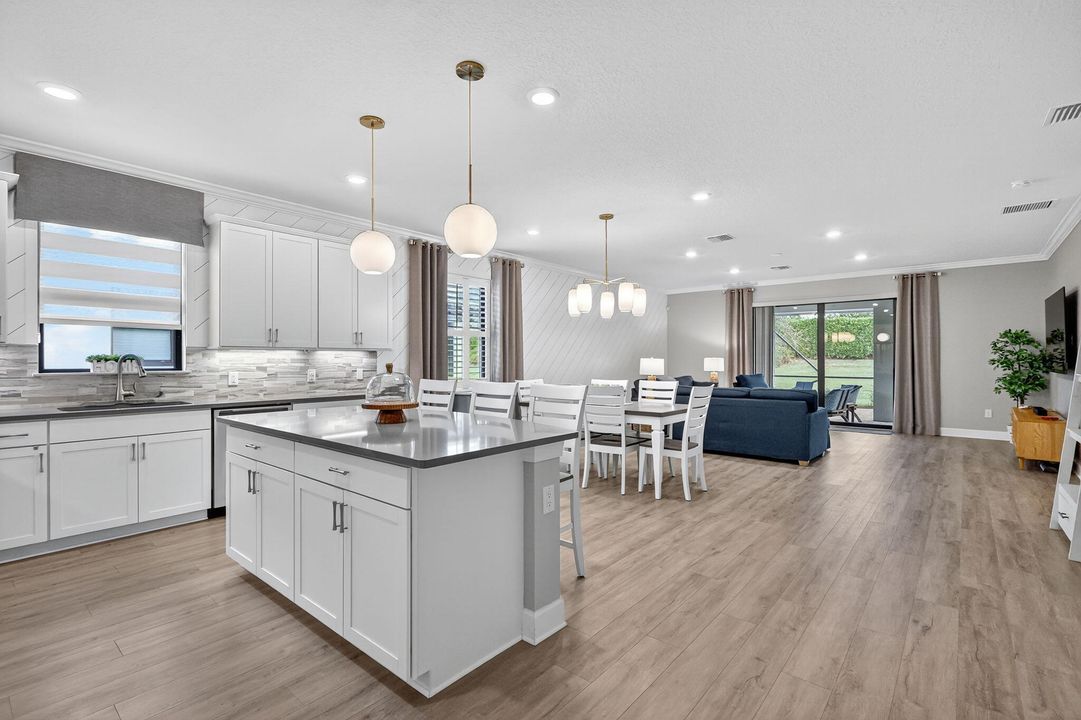 Activo con contrato: $549,900 (3 camas, 2 baños, 2138 Pies cuadrados)