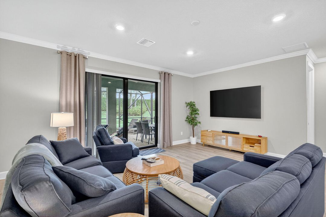 Activo con contrato: $549,900 (3 camas, 2 baños, 2138 Pies cuadrados)