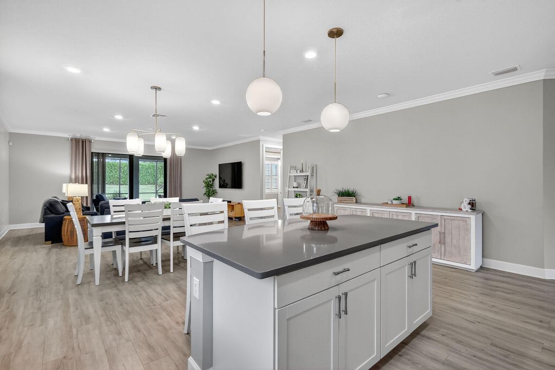 Activo con contrato: $549,900 (3 camas, 2 baños, 2138 Pies cuadrados)