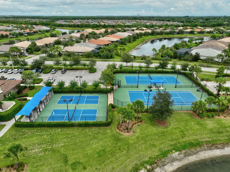 Activo con contrato: $549,900 (3 camas, 2 baños, 2138 Pies cuadrados)