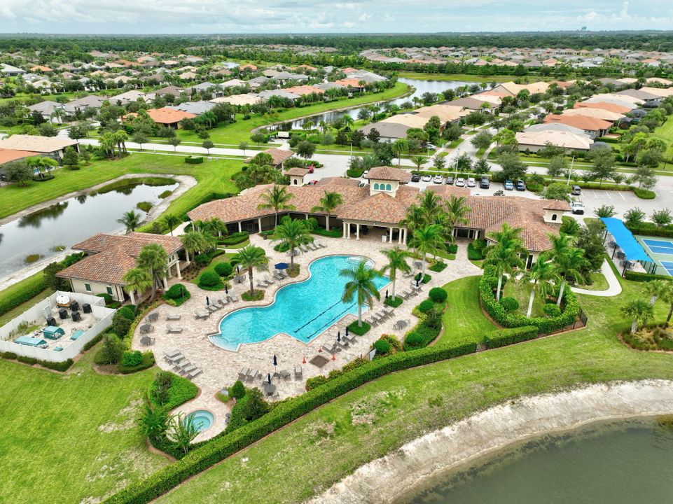 Activo con contrato: $549,900 (3 camas, 2 baños, 2138 Pies cuadrados)