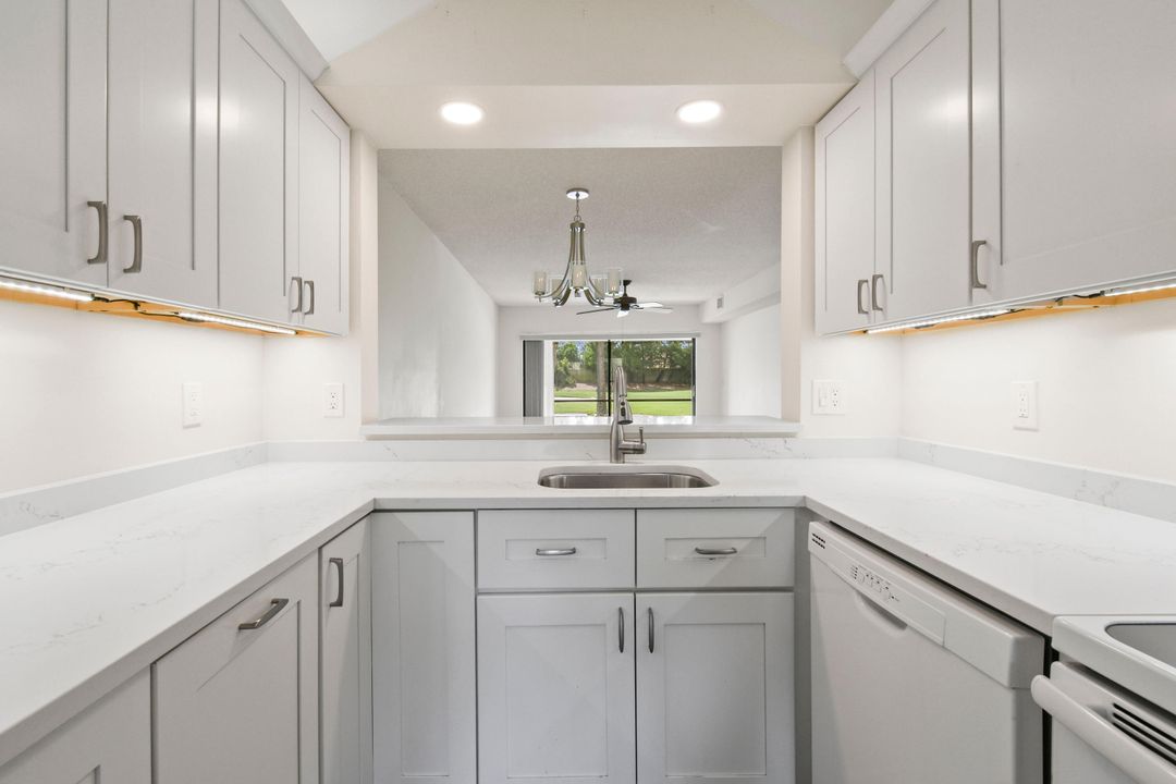 На продажу: $320,000 (2 спален, 2 ванн, 1178 Квадратных фут)