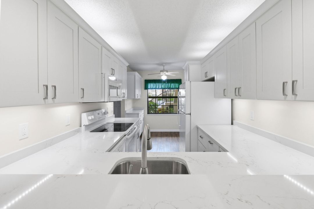 На продажу: $320,000 (2 спален, 2 ванн, 1178 Квадратных фут)