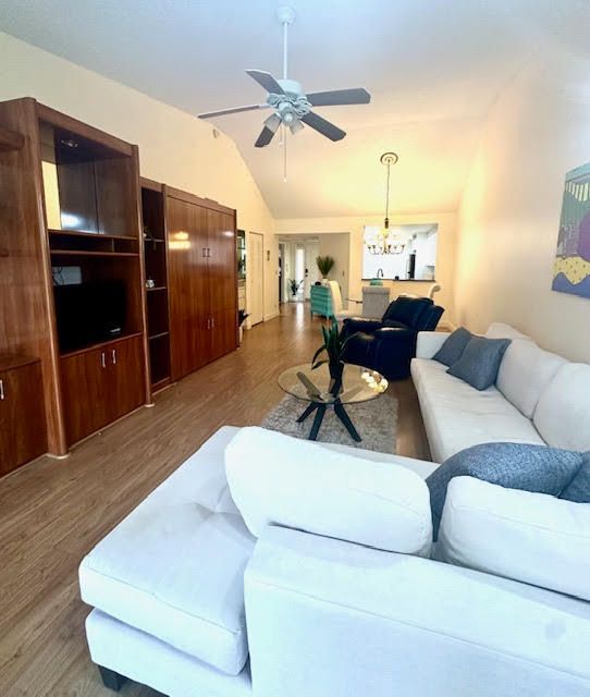 Под контрактом: $8,250 (2 спален, 2 ванн, 1311 Квадратных фут)