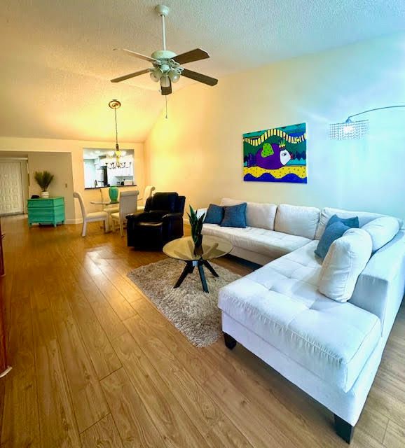 Под контрактом: $8,250 (2 спален, 2 ванн, 1311 Квадратных фут)