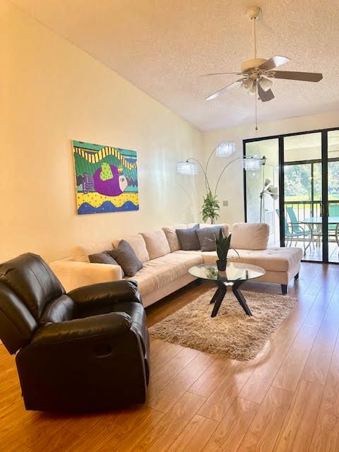 Под контрактом: $8,250 (2 спален, 2 ванн, 1311 Квадратных фут)