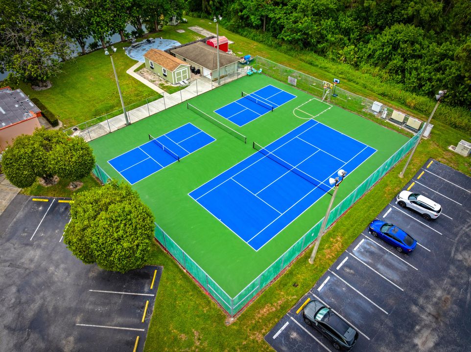 合同活跃: $125,000 (1 贝兹, 1 浴室, 800 平方英尺)