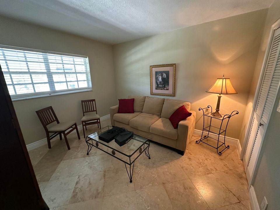 合同活跃: $179,000 (2 贝兹, 2 浴室, 940 平方英尺)