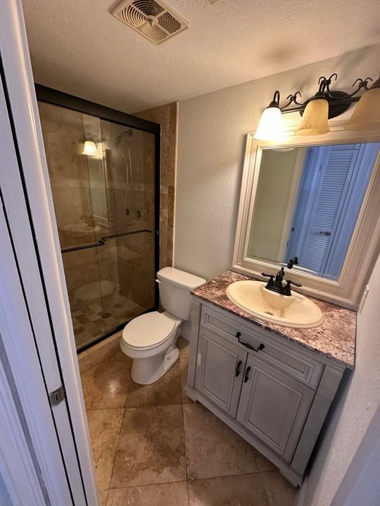 合同活跃: $179,000 (2 贝兹, 2 浴室, 940 平方英尺)