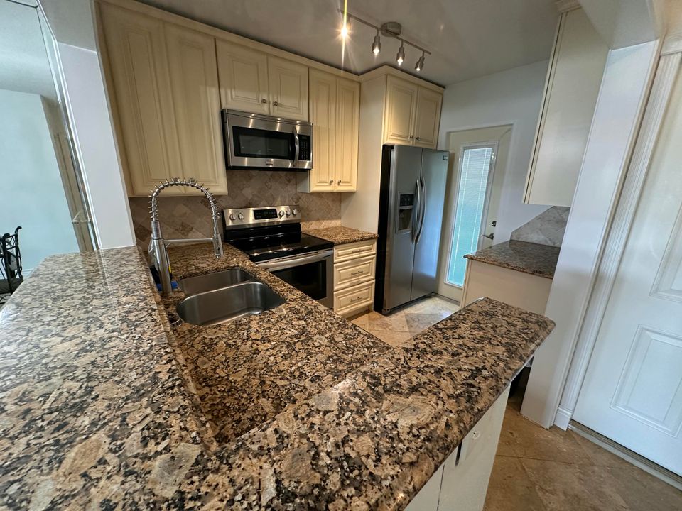 合同活跃: $179,000 (2 贝兹, 2 浴室, 940 平方英尺)