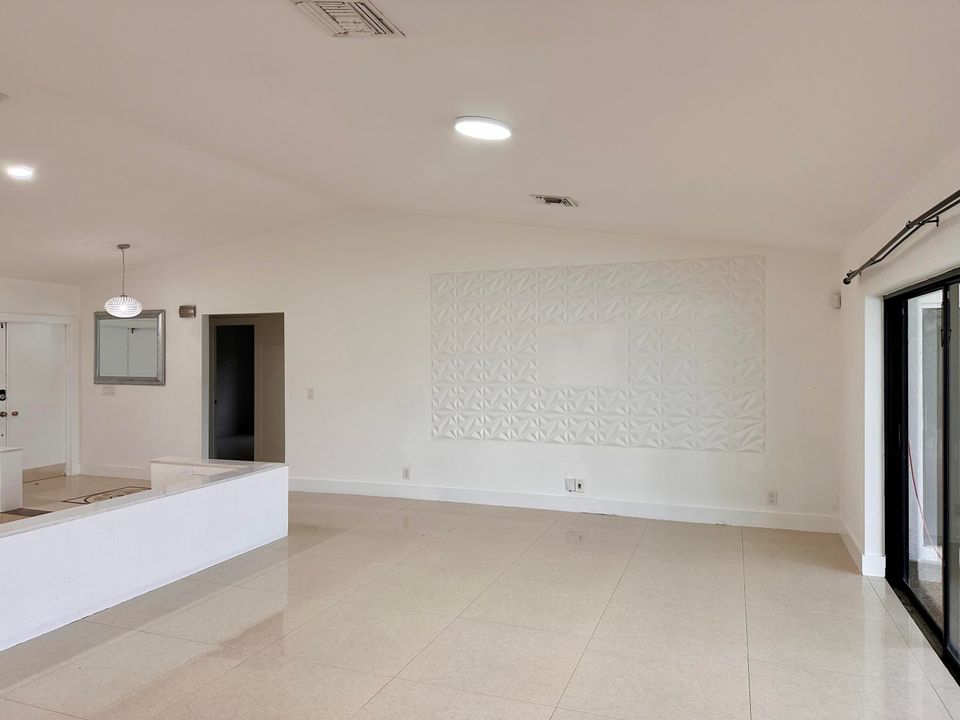 В аренду: $4,500 (4 спален, 2 ванн, 2404 Квадратных фут)